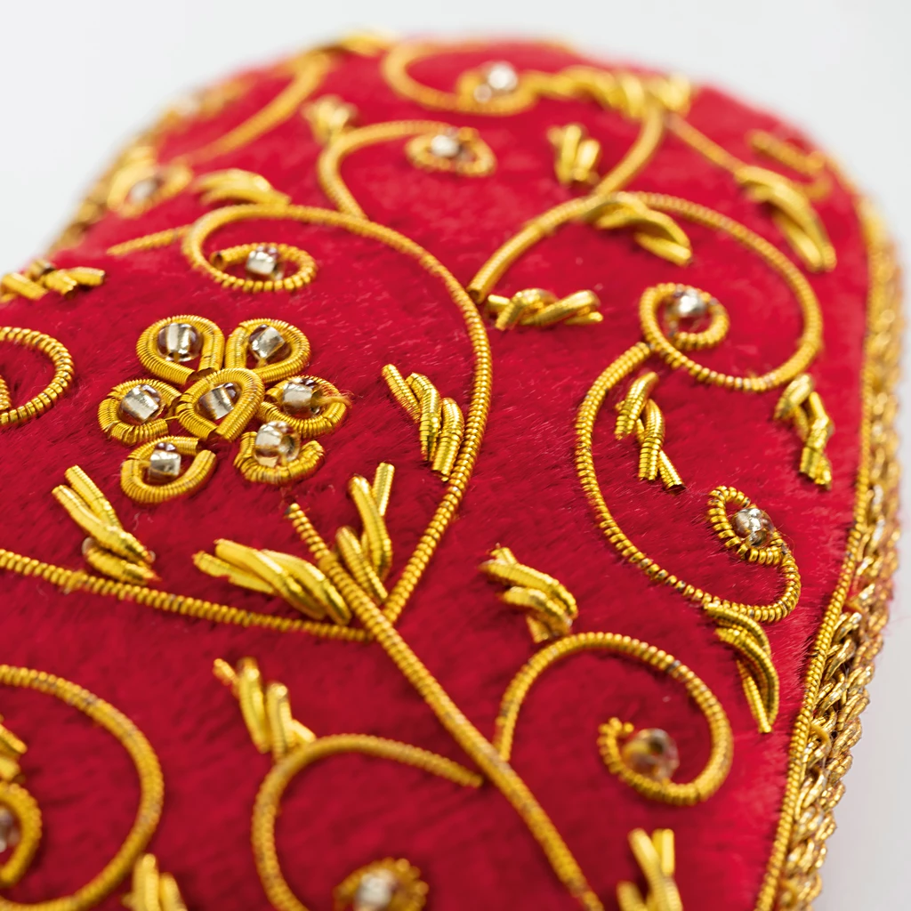 Zardozi-Baumschmuck Herz und Stern Rot