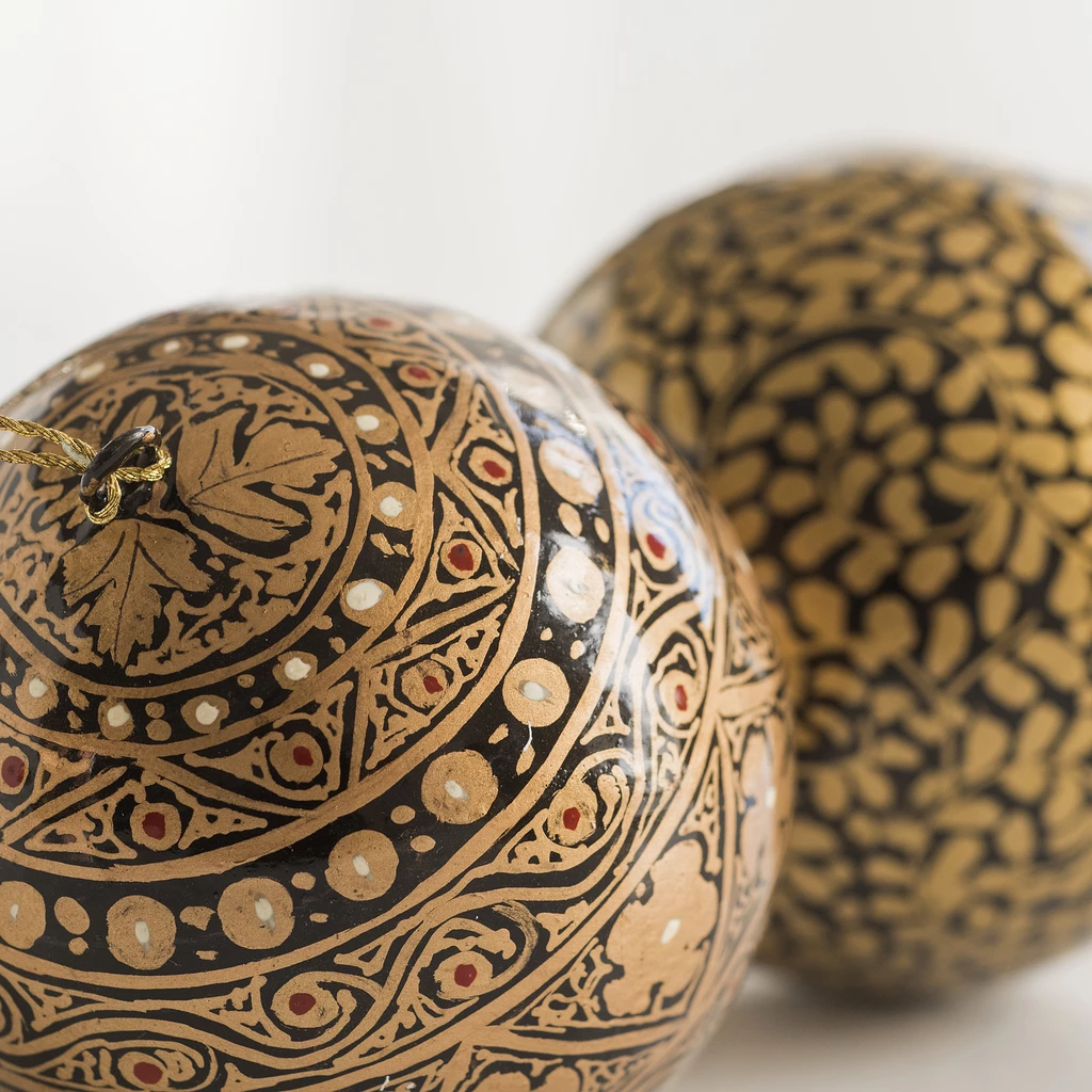6 Papiermaché Christbaumkugeln Udhampur Schwarz und Gold