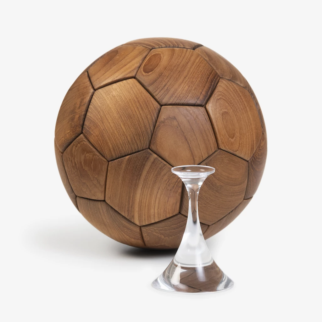 Fußball aus Teakholz