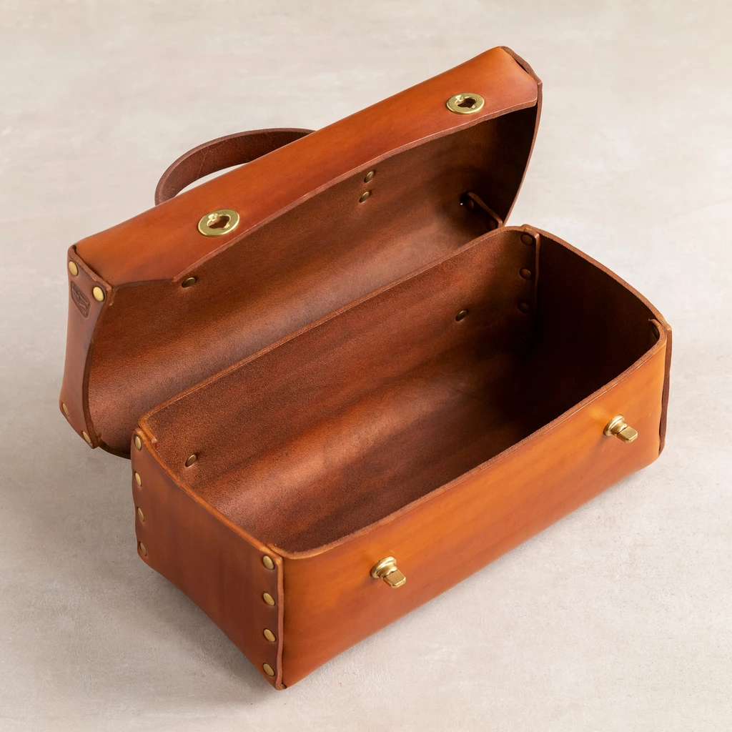 Werkzeug- und Schuhputztasche aus Leder