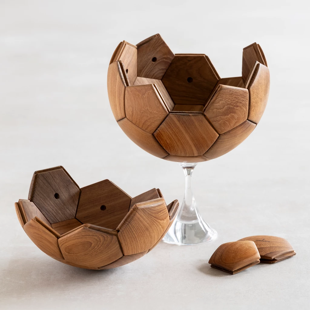 Fußball aus Teakholz