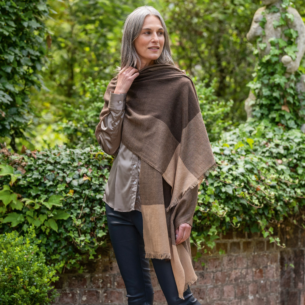 Kashmir Loom x Torquato Block-Check-Stola Camel / Dark Yak bei