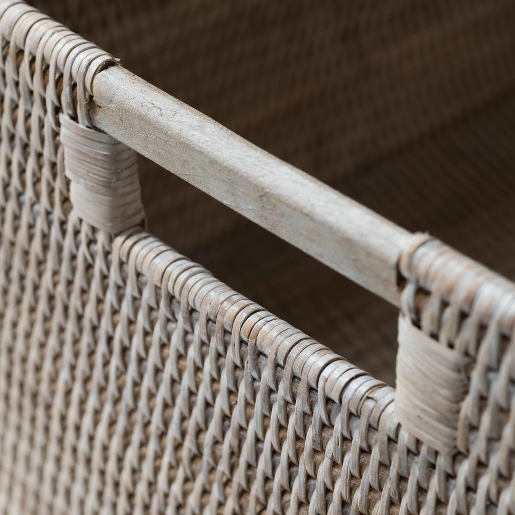 Rechteckiger Rattan Korb mit Holzgriffen