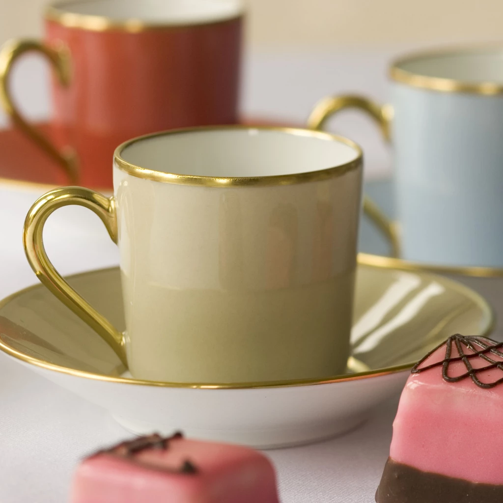 Porcelaine de Limoges Mokkatasse mit Golddekor