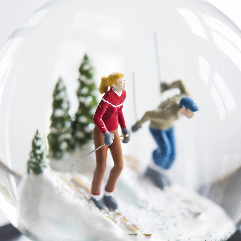 Schneekugel Skifahrer