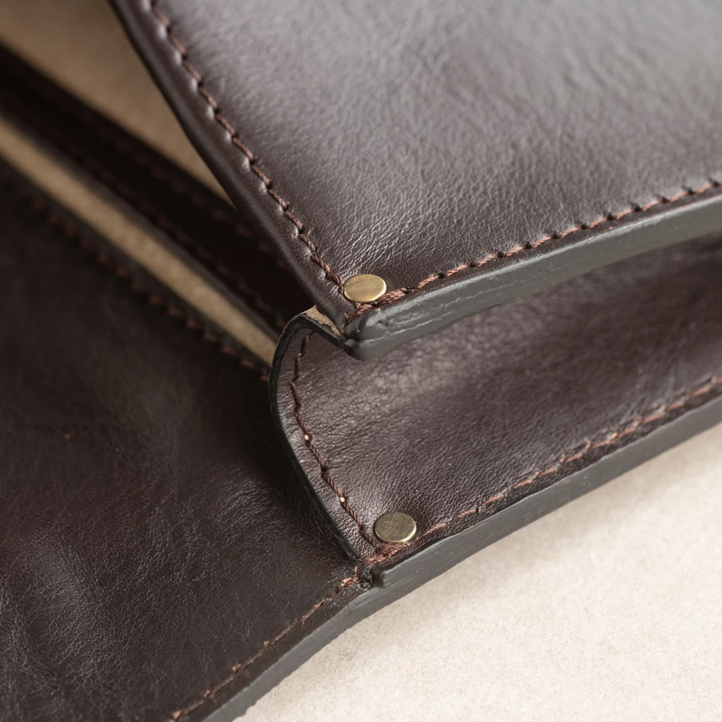 Hammann Underarm Document Case aus Stierleder Dunkelbraun